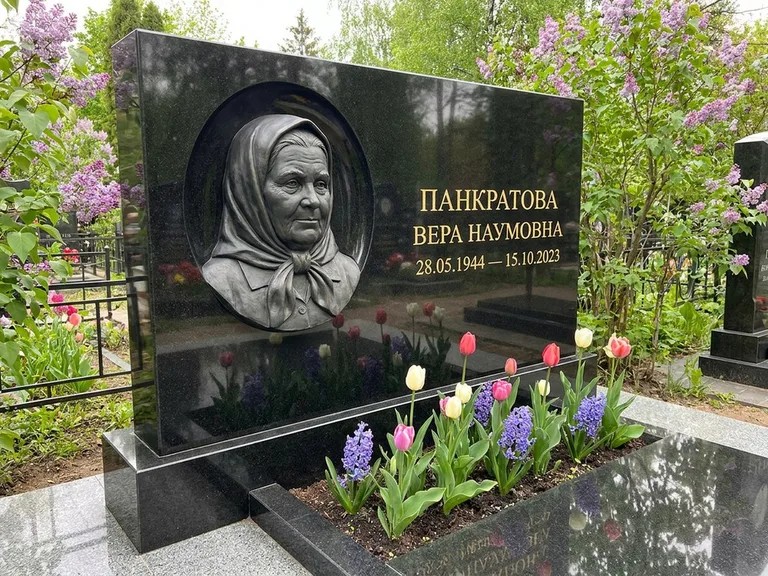 Памятник с барельефом — выполненная работа 26 в Южно-Сахалинске