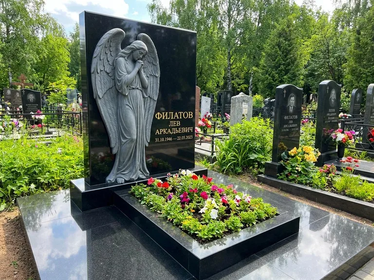 Памятник с барельефом — выполненная работа 31 в Южно-Сахалинске