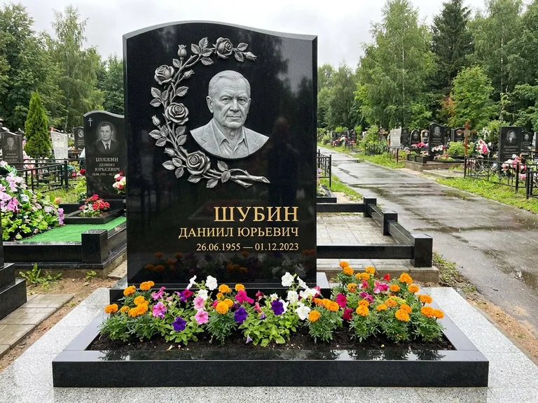 Памятник с барельефом — выполненная работа 34 в Южно-Сахалинске