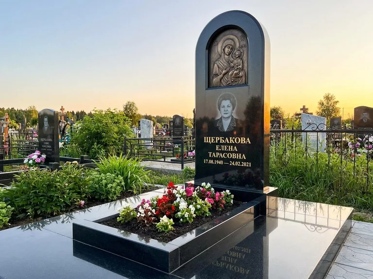 Памятник с барельефом — выполненная работа 35 в Южно-Сахалинске