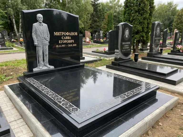 Памятник с барельефом — выполненная работа 48 в Южно-Сахалинске