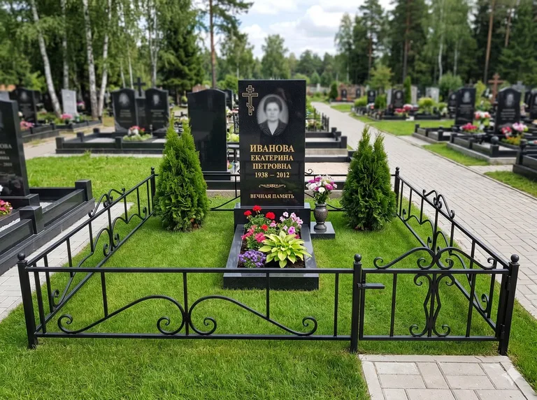 Зелёный газон на могильном участке в Южно-Сахалинске