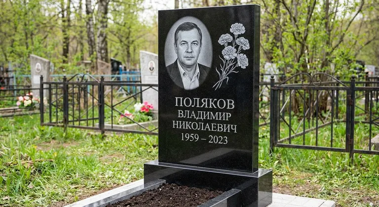 Памятник с гравировкой гвоздик — выполненная работа «Поляков» в Южно-Сахалинске
