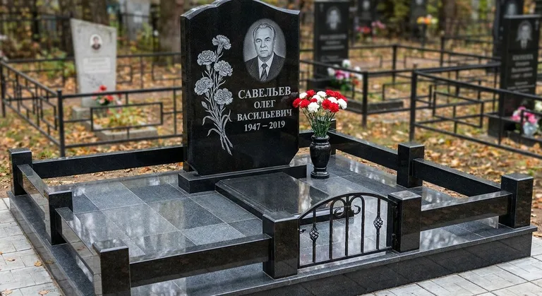Памятник с гравировкой гвоздик — выполненная работа «Савельев» в Южно-Сахалинске