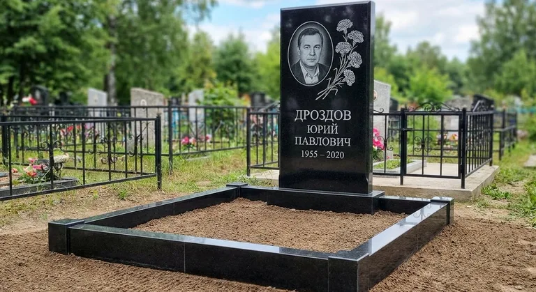 Памятник с гравировкой гвоздик — выполненная работа «Дроздов» в Южно-Сахалинске