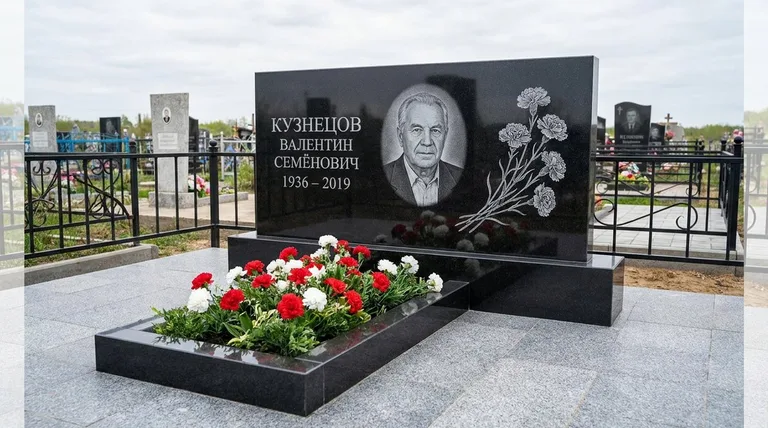 Памятник с гравировкой гвоздик — выполненная работа «Кузнецов» в Южно-Сахалинске