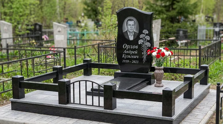 Памятник с гравировкой гвоздик — выполненная работа «Орлов» в Южно-Сахалинске