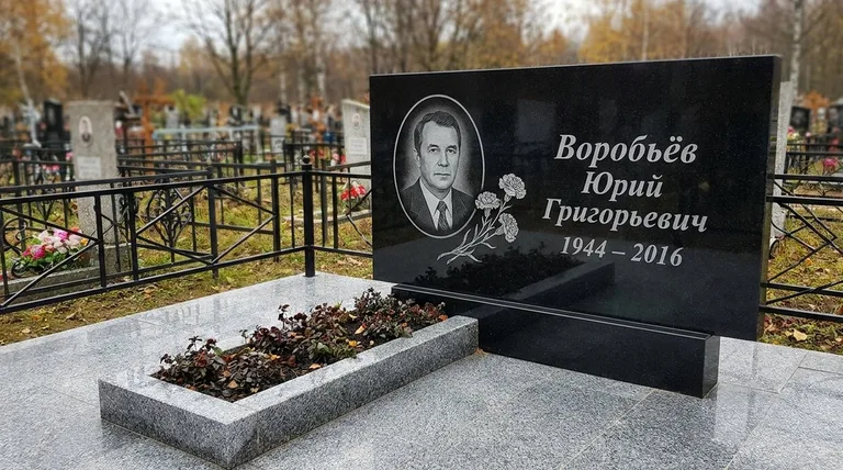 Памятник с гравировкой гвоздик — выполненная работа «Воробьёв» в Южно-Сахалинске