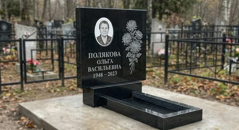 Памятник с гравировкой хризантем — выполненная работа «Полякова» в Южно-Сахалинске