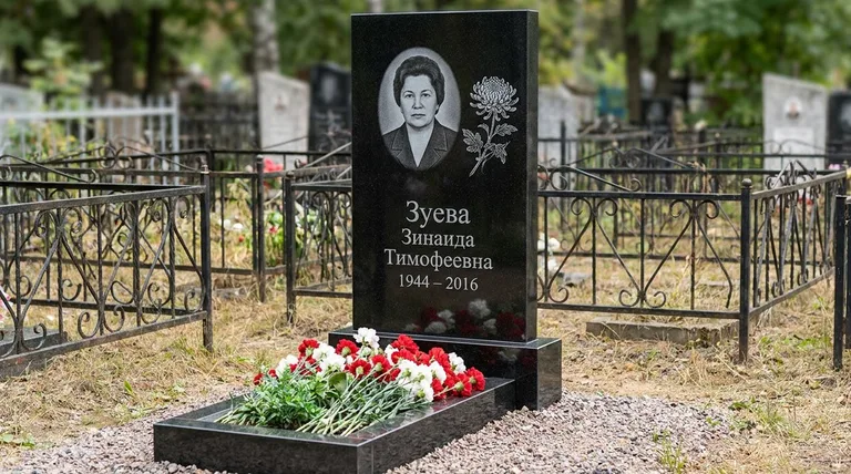 Памятник с гравировкой хризантем — выполненная работа «Зуева» в Южно-Сахалинске