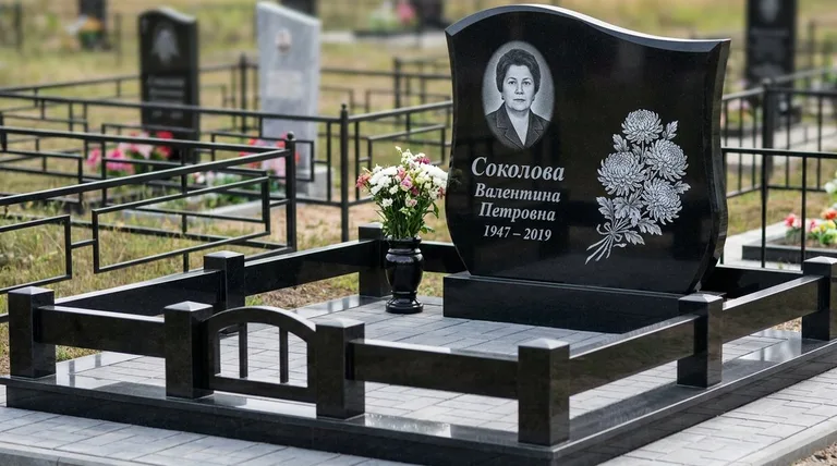 Памятник с гравировкой хризантем — выполненная работа «Соколова» в Южно-Сахалинске