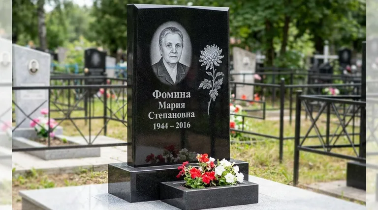Памятник с гравировкой хризантем — выполненная работа «Фомина» в Южно-Сахалинске