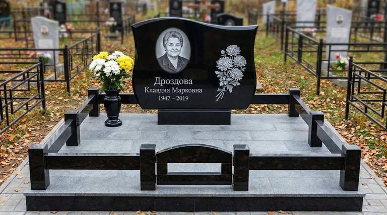 Памятник с гравировкой хризантем — выполненная работа «Дроздова» в Южно-Сахалинске