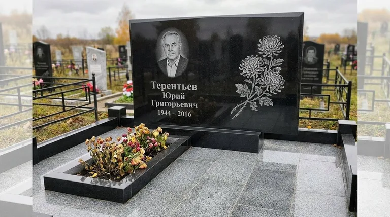 Памятник с гравировкой хризантем — выполненная работа «Терентьев» в Южно-Сахалинске