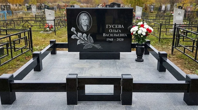 Памятник с гравировкой калл — выполненная работа «Гусева» в Южно-Сахалинске