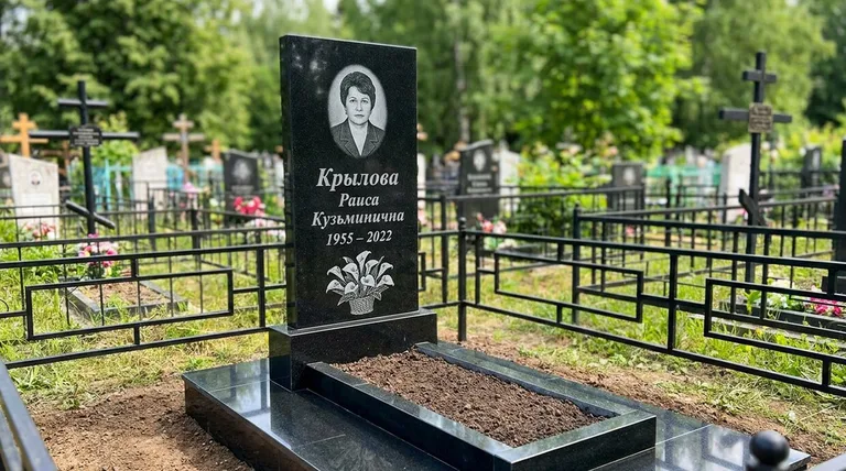Памятник с гравировкой калл — выполненная работа «Крылова» в Южно-Сахалинске