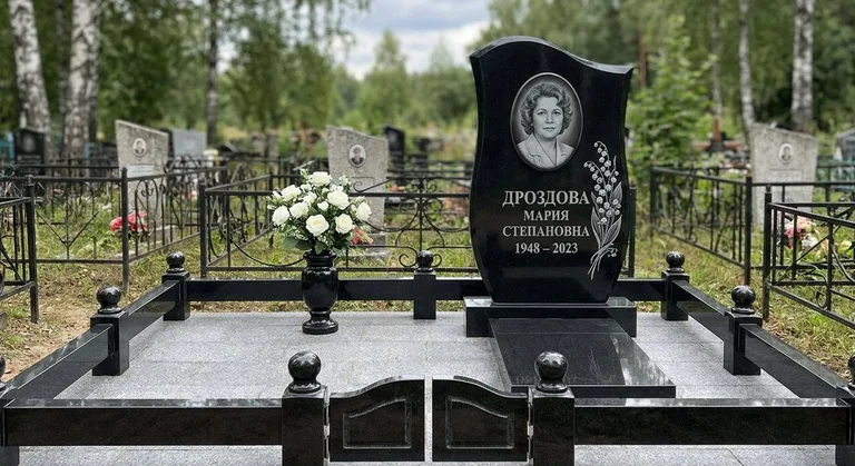Памятник с гравировкой ландышей — выполненная работа «Дроздова» в Южно-Сахалинске