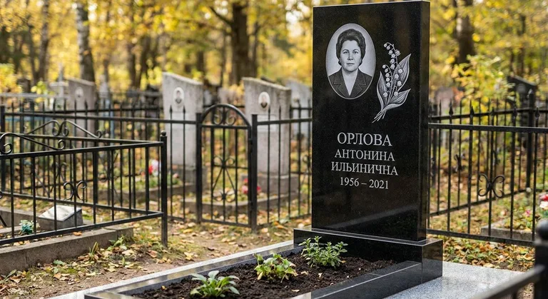 Памятник с гравировкой ландышей — выполненная работа «Орлова» в Южно-Сахалинске