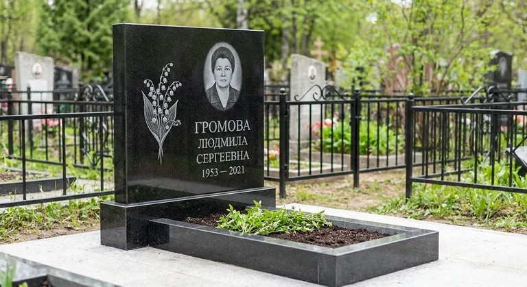 Памятник с гравировкой ландышей — выполненная работа «Громова» в Южно-Сахалинске