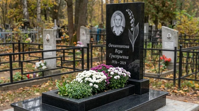 Памятник с гравировкой ландышей — выполненная работа «Овчинникова» в Южно-Сахалинске