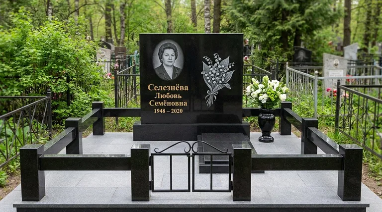 Памятник с гравировкой ландышей — выполненная работа «Селезнёва» в Южно-Сахалинске