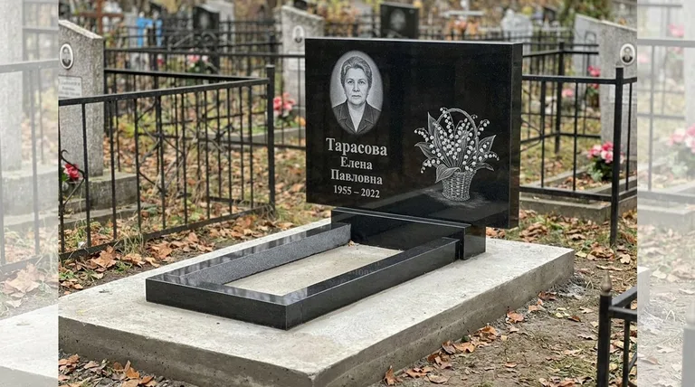 Памятник с гравировкой ландышей — выполненная работа «Тарасова» в Южно-Сахалинске