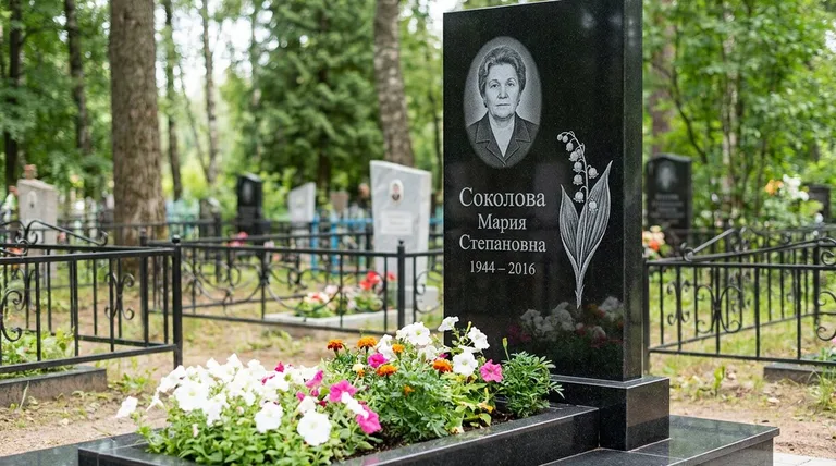 Памятник с гравировкой ландышей — выполненная работа «Соколова» в Южно-Сахалинске