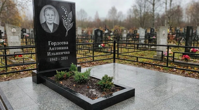 Памятник с гравировкой ландышей — выполненная работа «Гордеева» в Южно-Сахалинске