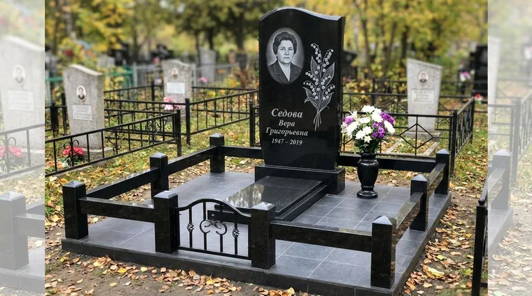 Памятник с гравировкой ландышей — выполненная работа «Седова» в Южно-Сахалинске