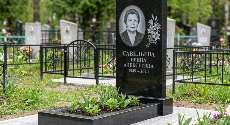 Памятник с гравировкой лилий — выполненная работа «Савельева» в Южно-Сахалинске
