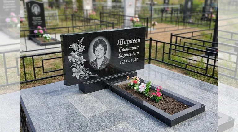Памятник с гравировкой лилий — выполненная работа «Ширяева» в Южно-Сахалинске