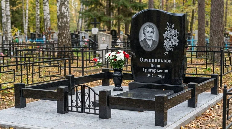 Памятник с гравировкой лилий — выполненная работа «Овчинникова» в Южно-Сахалинске