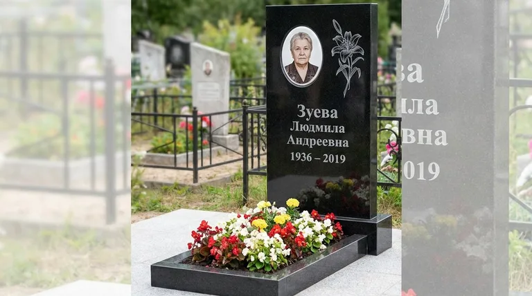 Памятник с гравировкой лилий — выполненная работа «Зуева» в Южно-Сахалинске