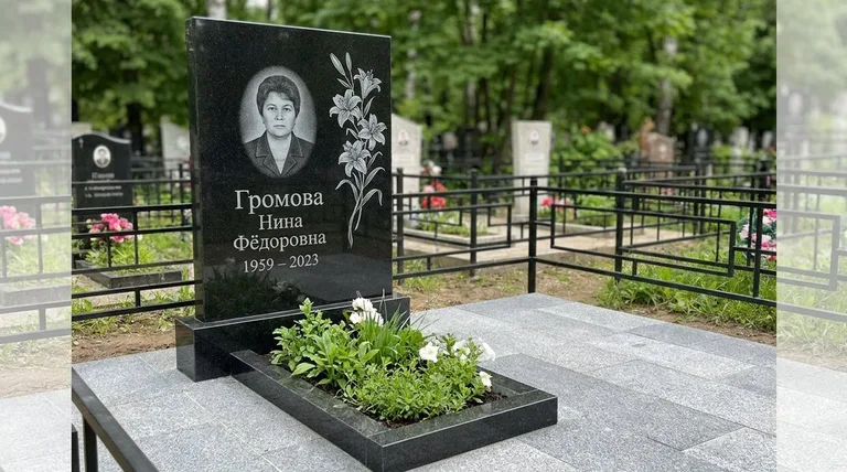 Памятник с гравировкой лилий — выполненная работа «Громова» в Южно-Сахалинске