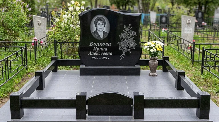 Памятник с гравировкой лилий — выполненная работа «Волкова» в Южно-Сахалинске