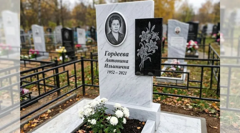Памятник с гравировкой лилий — выполненная работа «Гордеева» в Южно-Сахалинске