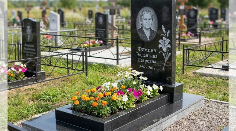 Памятник с гравировкой лилий — выполненная работа «Фомина» в Южно-Сахалинске
