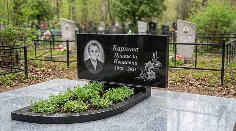 Памятник с гравировкой лилий — выполненная работа «Карпова» в Южно-Сахалинске
