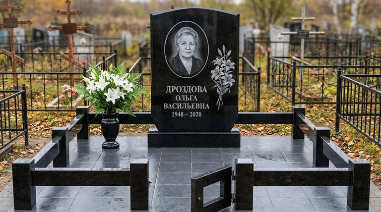 Памятник с гравировкой лилий — выполненная работа «Дроздова» в Южно-Сахалинске