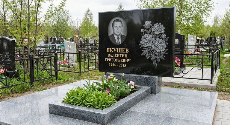 Памятник с гравировкой пионов — выполненная работа «Якушев» в Южно-Сахалинске
