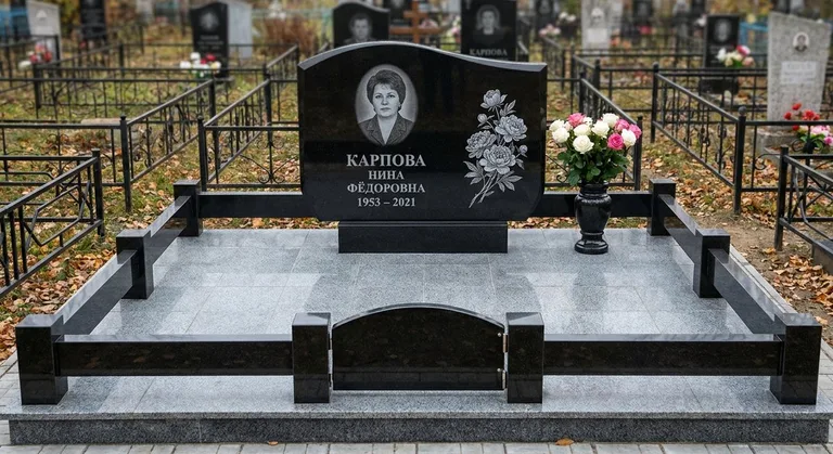 Памятник с гравировкой пионов — выполненная работа «Карпова» в Южно-Сахалинске