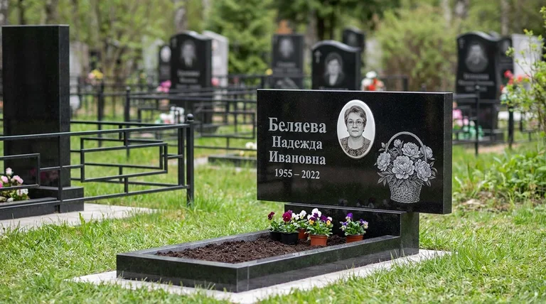 Памятник с гравировкой пионов — выполненная работа «Беляева» в Южно-Сахалинске