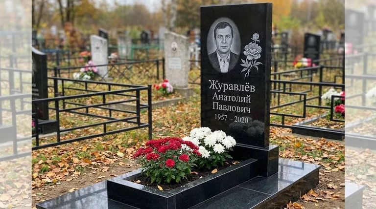 Памятник с гравировкой пионов — выполненная работа «Журавлёв» в Южно-Сахалинске