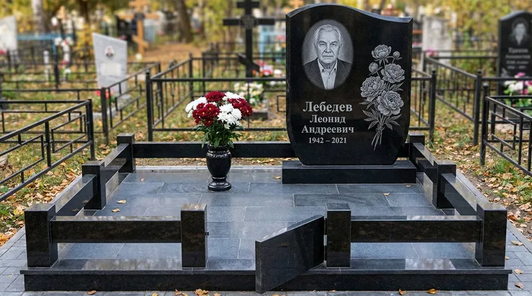 Памятник с гравировкой пионов — выполненная работа «Лебедев» в Южно-Сахалинске