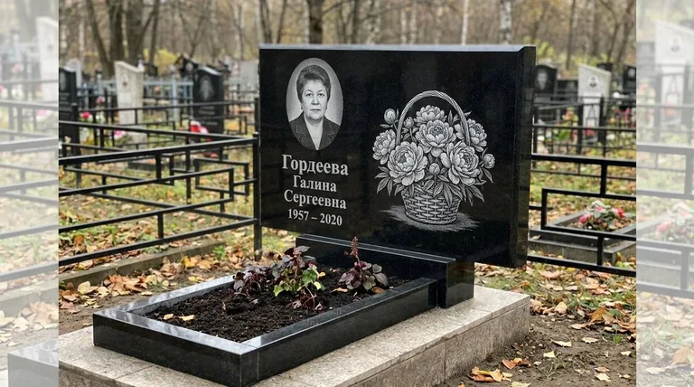 Памятник с гравировкой пионов — выполненная работа «Гордеева» в Южно-Сахалинске