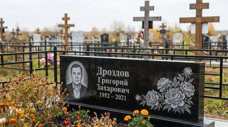 Памятник с гравировкой пионов — выполненная работа «Дроздов» в Южно-Сахалинске