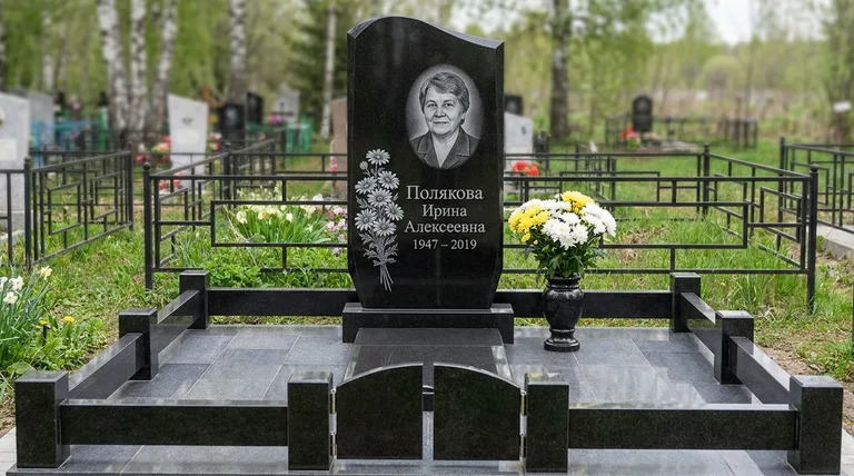 Памятник с гравировкой ромашек — выполненная работа «Полякова» в Южно-Сахалинске