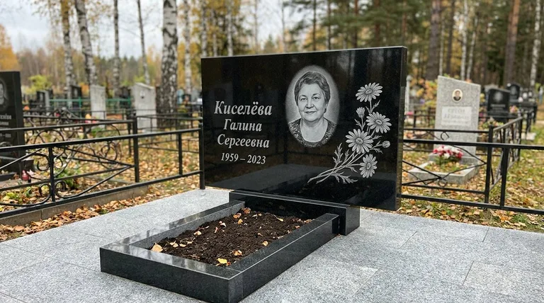 Памятник с гравировкой ромашек — выполненная работа «Киселёва» в Южно-Сахалинске
