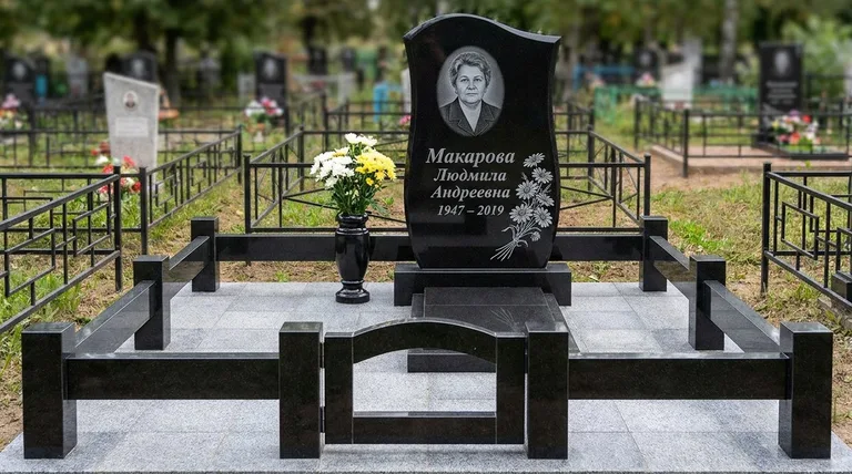 Памятник с гравировкой ромашек — выполненная работа «Макарова» в Южно-Сахалинске