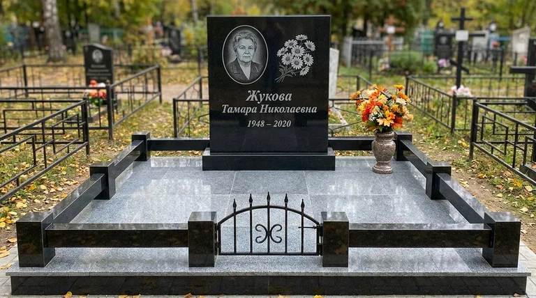 Памятник с гравировкой ромашек — выполненная работа «Жукова» в Южно-Сахалинске